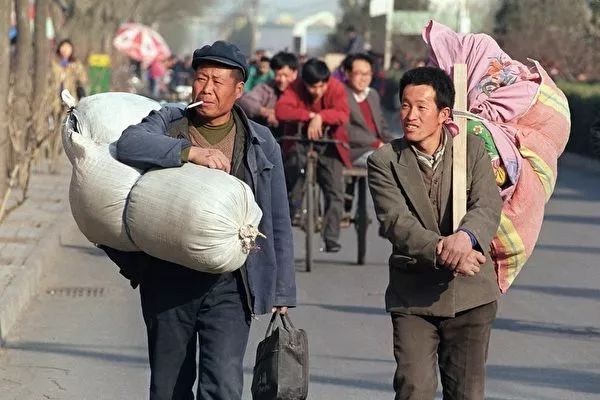 中国的贫富差距:富人开特斯拉 穷人走乡间小径