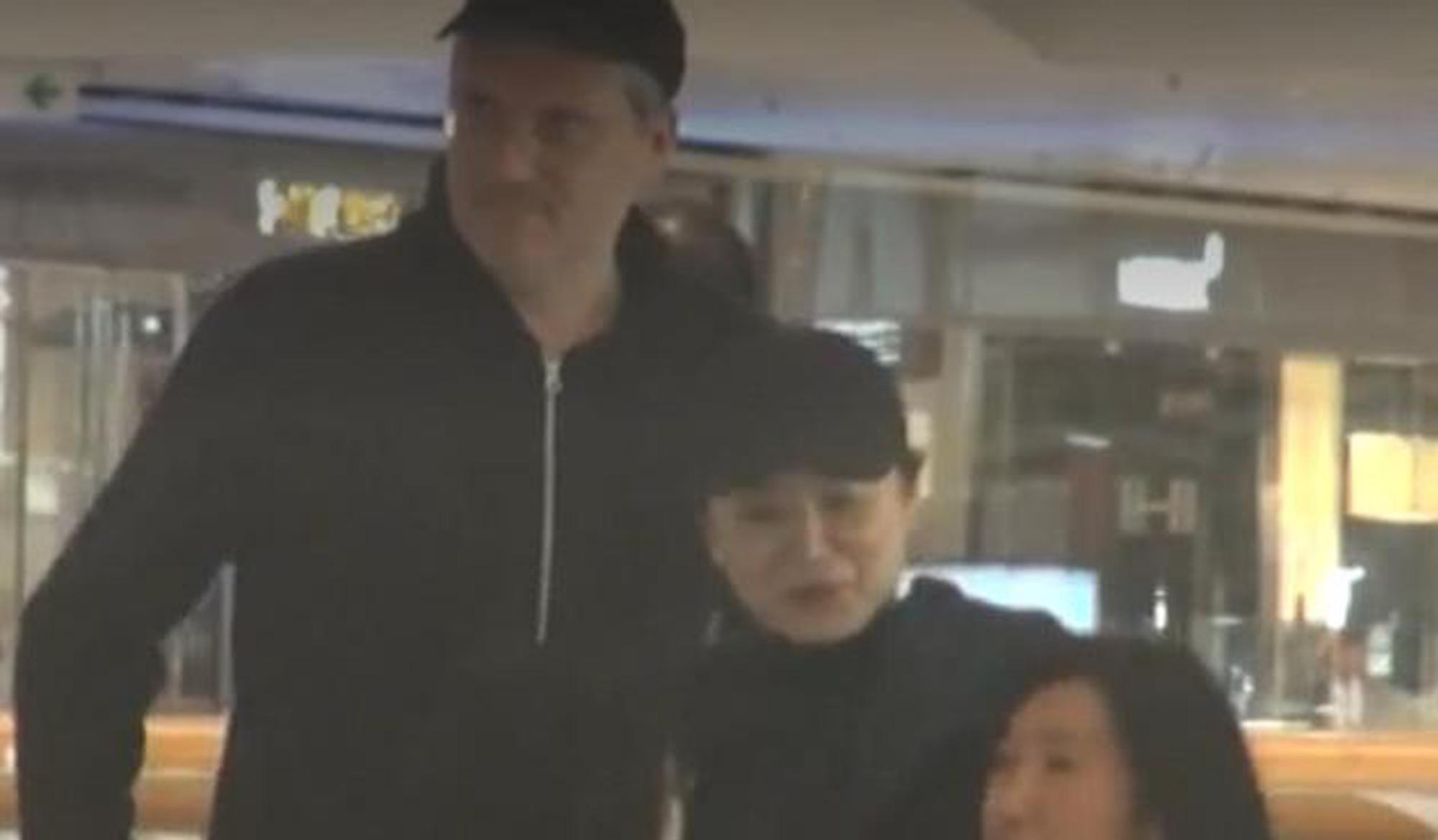 63岁林青霞与外籍男子看电影 戴同款帽子一路畅聊