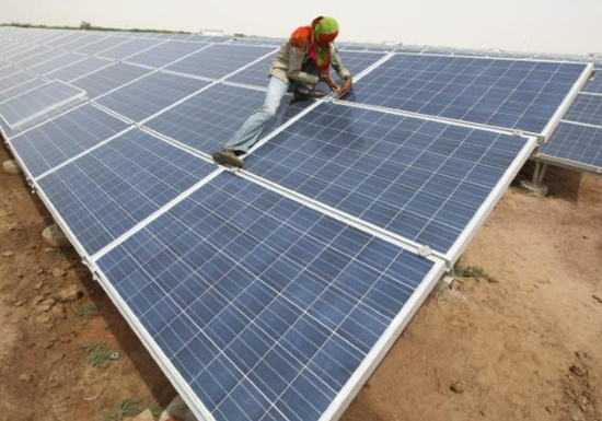 资料图片：2012年4月，印度古吉拉特邦Patan地区Charanka村，一名工人在安装太阳能电池板。REUTERS/Amit Dave