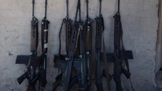 巴拉圭小偷偷走42支警察步枪 全部换成玩具枪