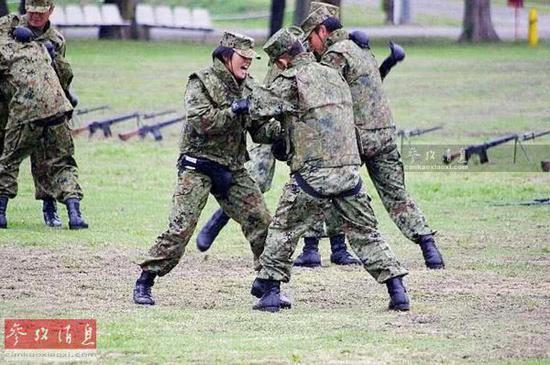 资料图：自卫队男女队员练习格斗术