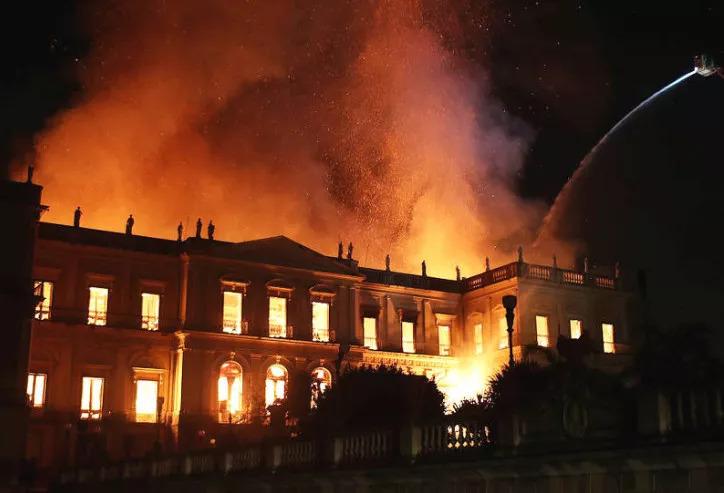巴西国立博物馆一把大火 2000万件珍贵文物或永别于世