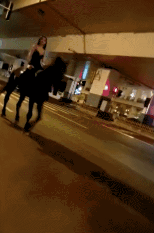 皮衣女深夜在上海市中心骑马！警方回应了