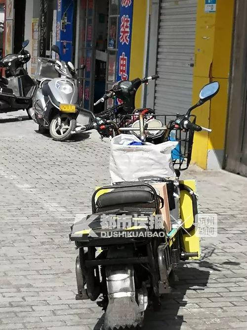 　涉事快遞網點的其他快遞電動車，也沒牌照