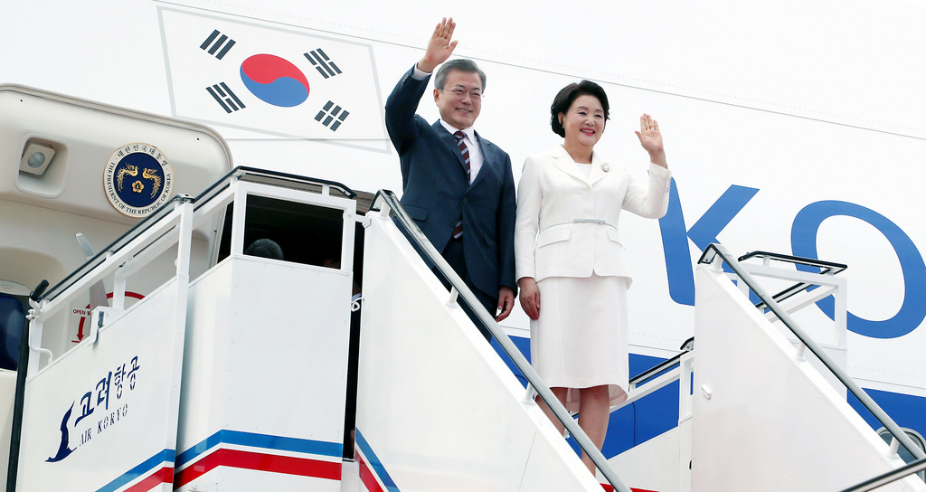文在寅坐飞机俯瞰朝鲜半岛 感叹：我们共同的祖国！