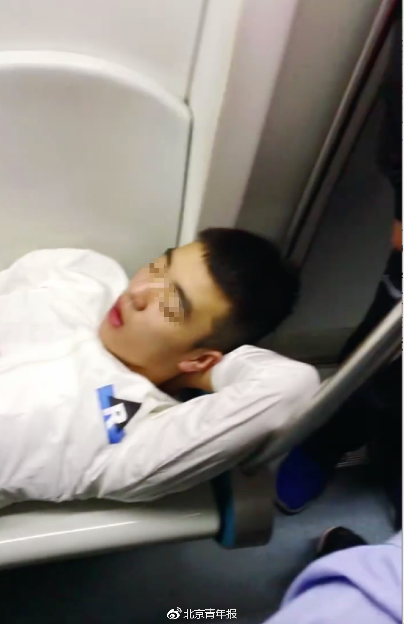 地铁也霸座？北京地铁早高峰一男子脱鞋躺占4个座