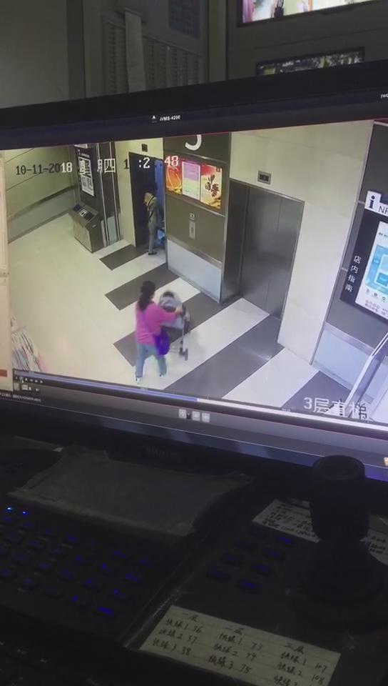 陌生女子推3岁女童进电梯 宝妈听到哭喊抢回孩子