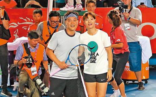 陈奕迅参加名人网球赛气氛火热 收李娜球拍兴奋大叫