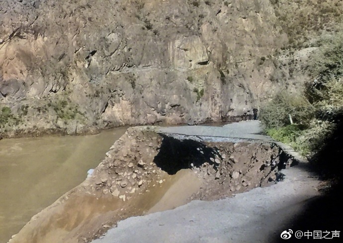 金沙江堰塞湖洪水冲垮一座铁索桥 公路大面积滑塌