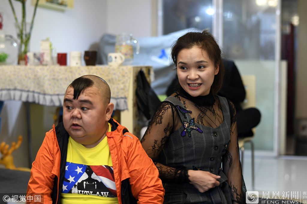 男子1米2奋斗出7套房 漂亮老婆:不图钱,长直发的她中文歌词