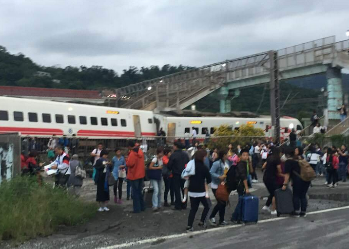 台湾一列车脱轨侧翻 已致3死30余伤