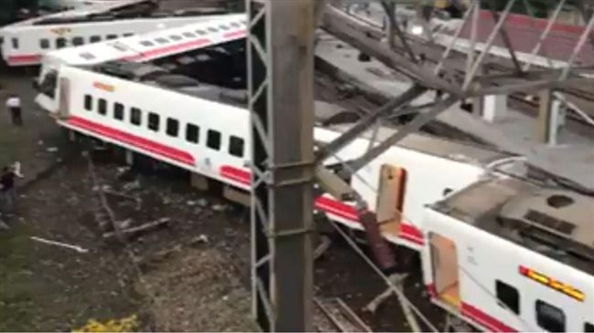 台湾宜兰发生火车出轨事故，至少20人受伤