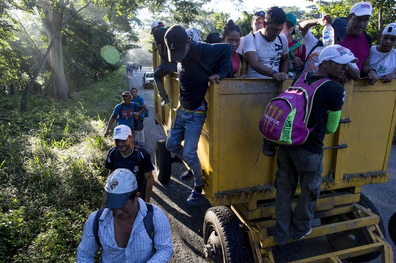 美平民带枪抵达美墨边境 阻止“大篷车移民”进入美国