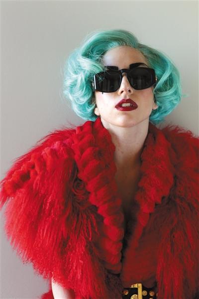 Lady Gaga丢掉奇装异服 接受不完美不再自卑