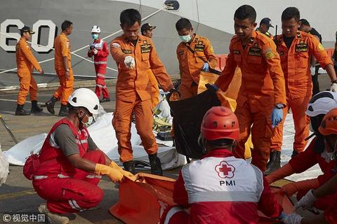 印尼狮航坠机：一名潜水员在搜救过程中身亡