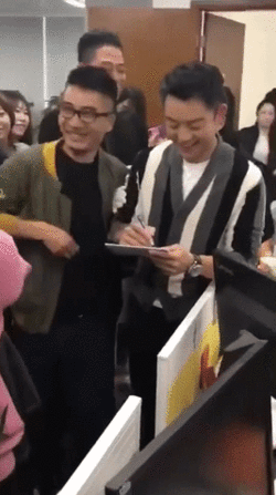 太可爱了！郑凯模仿粉丝“萝卜蹲” 连保镖都笑了