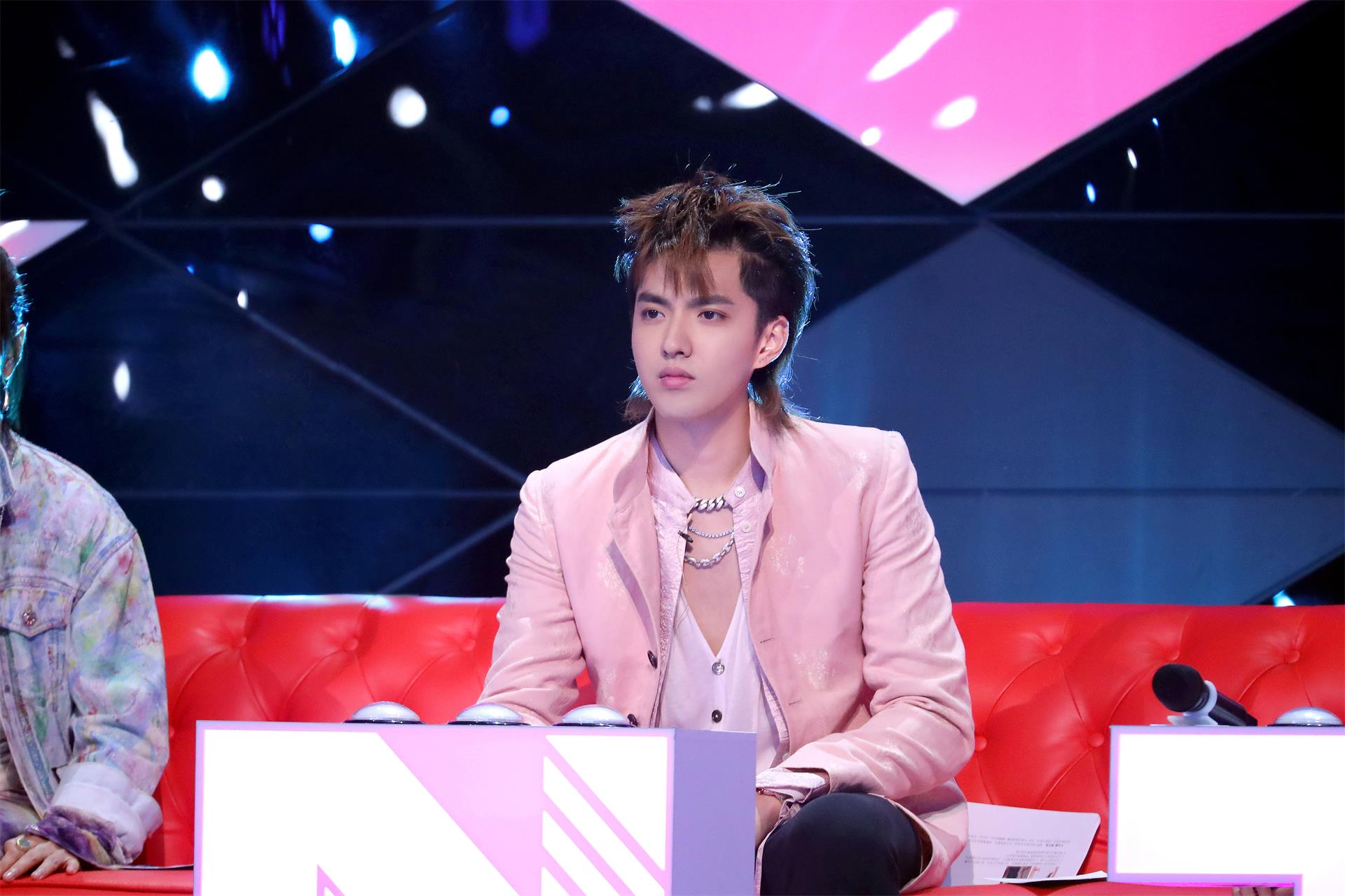 小仙儿引宋茜周笔畅齐模仿 吴亦凡:距离产生美