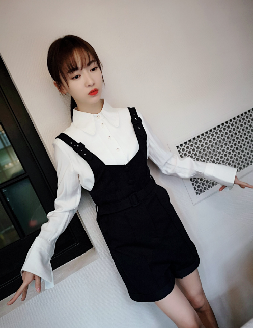 吴谨言晒减龄美照 扎马尾穿背带裤自侃奶盐