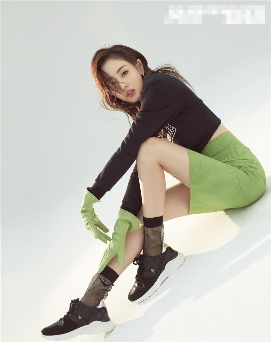 张天爱初冬时尚封面曝光 诠释酷女孩的快意人生