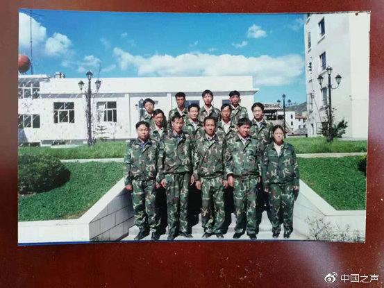 李忠凯（前排左一）旧照网友：当时又瘦又嫩！
