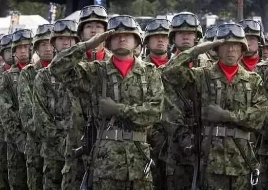 日本自卫队招不到人政府急了：多给队员发福利