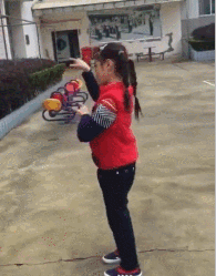 和吴秀波搭过戏的8岁女孩，在杭州流浪身世成疑