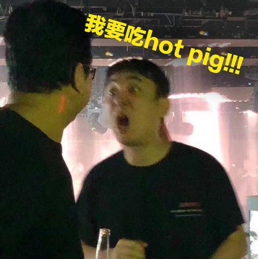 网易丁磊现身上海酒吧客串DJ现场打碟，王思聪当观众