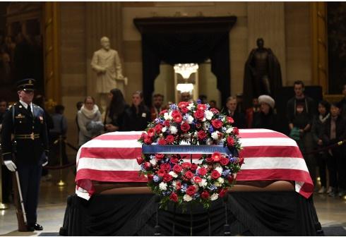安倍在美驻日使馆吊唁老布什 称其“伟大总统”