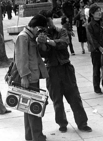 > 商业   80年代初,录音机刚刚开始在国内流行,经常会有青年——留着