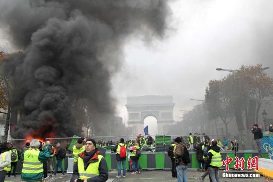当地时间11月24日，巴黎香榭丽舍大街遭遇大规模示威活动。中新社记者李洋摄