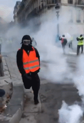 法国“黄马甲”运动481人被逮捕 警方再发射催泪弹