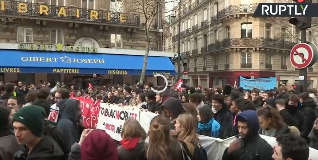 法国中学生上街抗议教育改革，450所中学停课