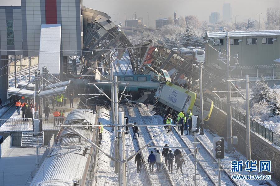 土耳其高铁与机车相撞脱轨 9死47伤