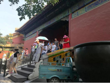 和故宫口红火一起火了的还有他：金彭电动三轮车