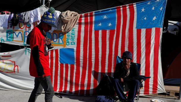 墨西哥“妥协”：同意移民在境内等待美国审查