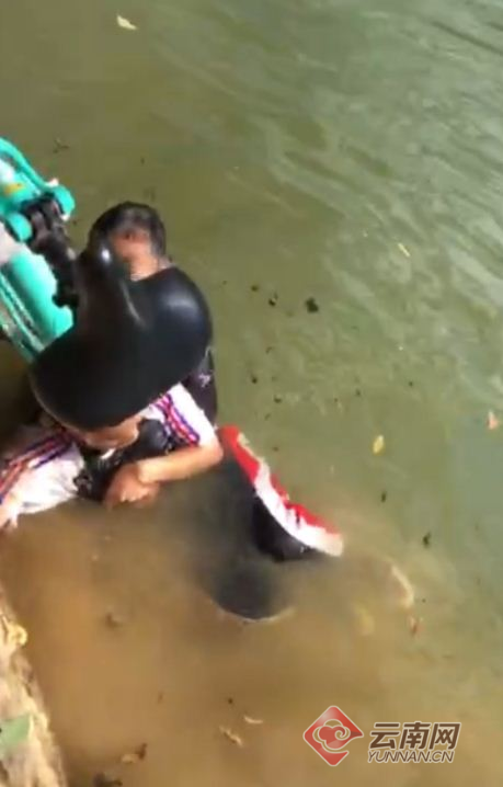 六旬老人跳河救溺水小伙 上岸后发现自己手机被偷