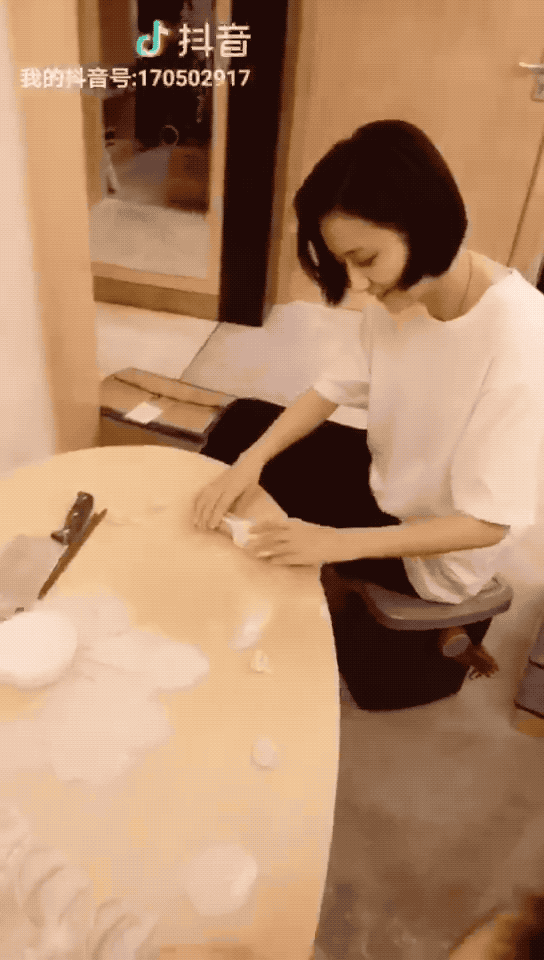 佟丽娅冬至剧组包饺子 用发胶瓶作擀面杖