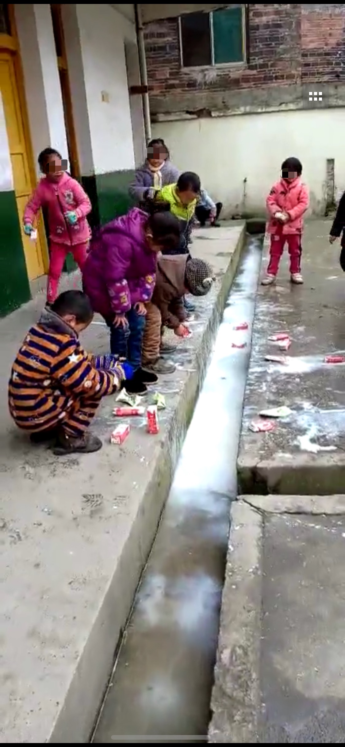 湖南一贫困县小学将剩牛奶倒水沟 学校：防止变质误食