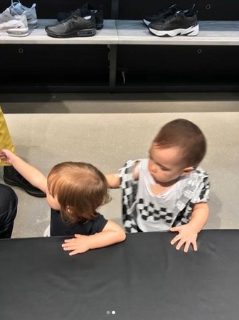 周杰伦平安夜晒与儿子合照 父子俩嘟嘴傲娇表情超像