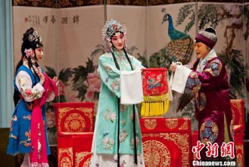 资料图：传统戏曲大剧《锁麟囊》在甘肃大剧院上演。　钟欣摄