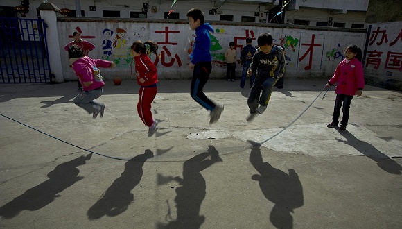 中国流动人口已连降3年 全国儿童中有12.8%为流动儿童