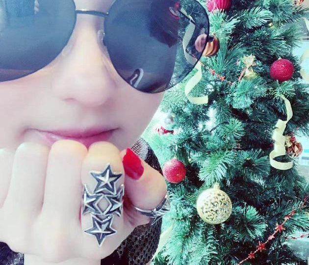 [新娱]张柏芝圣诞节晒与圣诞树合影 手上星星戒指很吸人