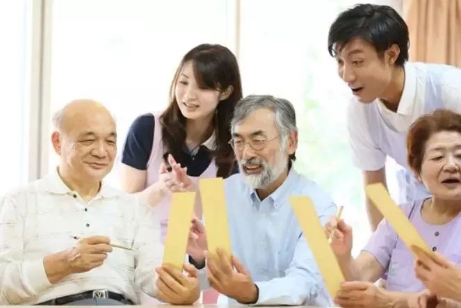 日本老人“自嘲大会”，这些短诗让人哭笑不得