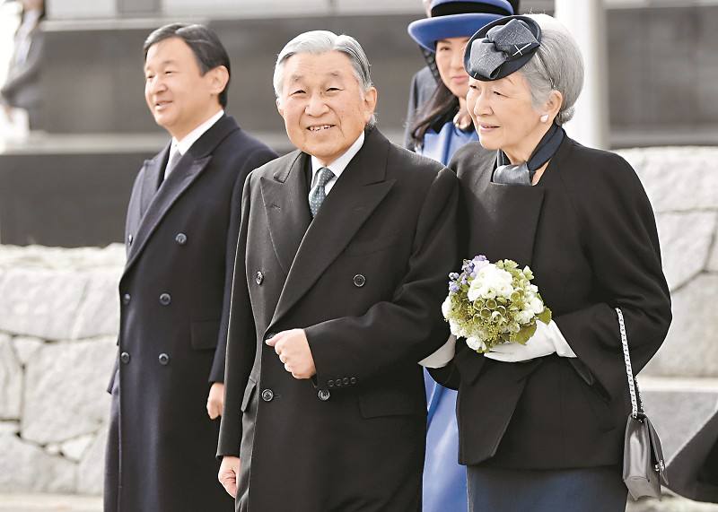 日本天皇退位前最后庆生 8万多人涌入皇居祝寿