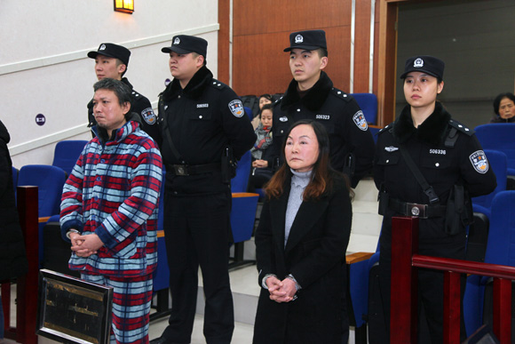 重庆“公款整容”女校长一审获刑16年