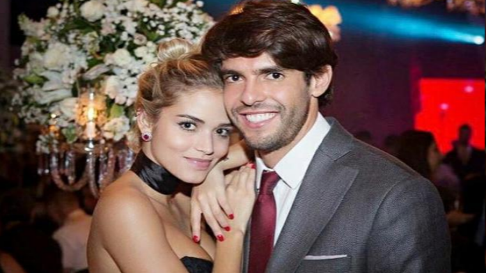 巴西巨星卡卡求婚成功！发文分享和女友相拥吻照