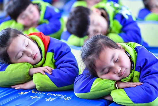 作业挤占中小学生睡眠时间 学校间的明争暗斗从未停止