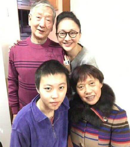 周迅和陈坤吃饭还叫上窦靖童？这闺蜜情也是杠杠的！