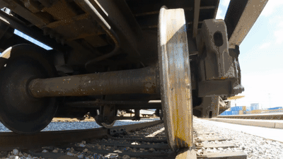 汽车可以上高速,绿皮车为什么不能提速到动车的水平?