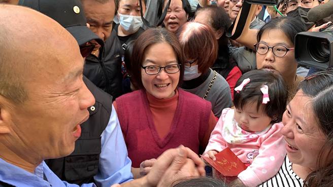 韩国瑜被女粉摸头 笑回:要被老婆骂